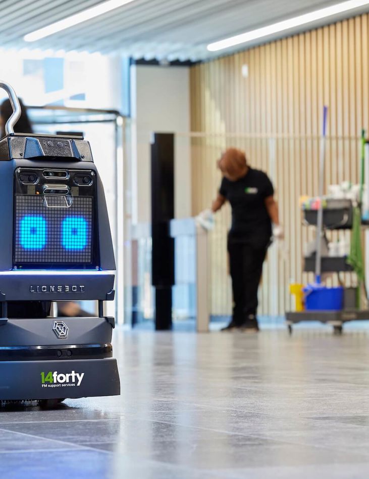 Eu14 Photoshoot Cleaning Cobot (1)