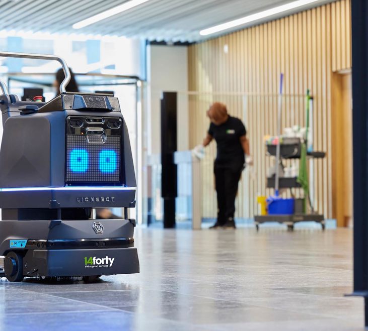 Eu14 Photoshoot Cleaning Cobot (1)